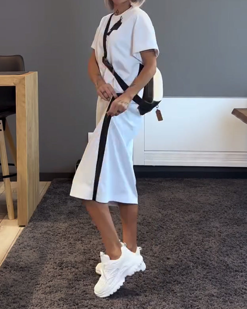 Freizeitkleid mit Rundhalsausschnitt und Schlitz in Kontrastfarbe