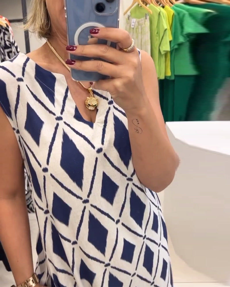 Ärmelloses Kleid mit Rautenschlitz