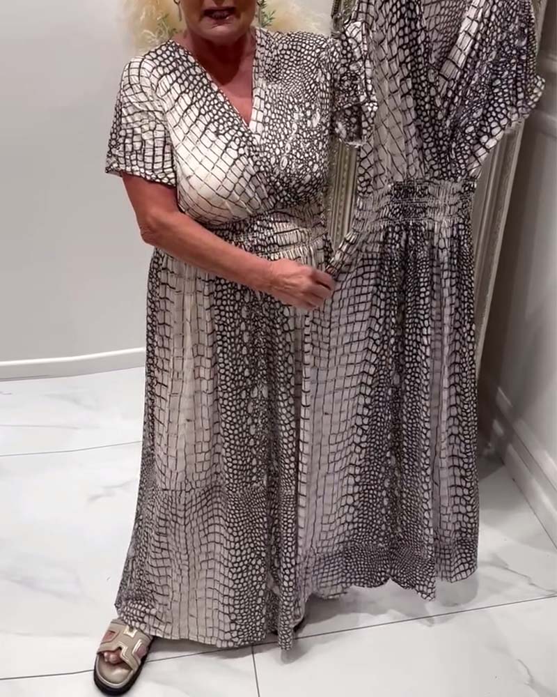 Kleid mit V-Ausschnitt und Plissierung