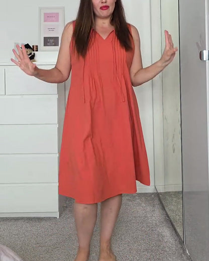 Ärmelloses, einfarbiges Plisseekleid mit Krawatte