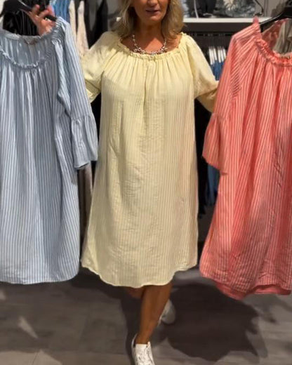 Lockeres gestreiftes Kleid mit Rüschenärmeln