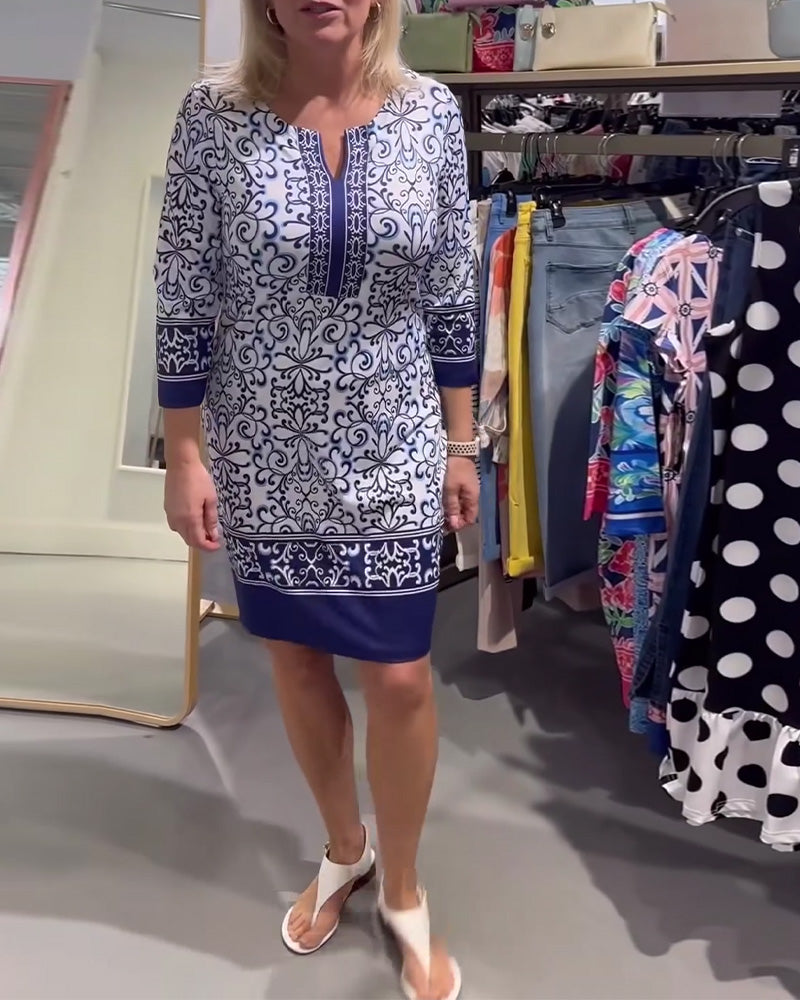 Schmales Kleid mit Dreiviertelärmeln und Kontrastdruck