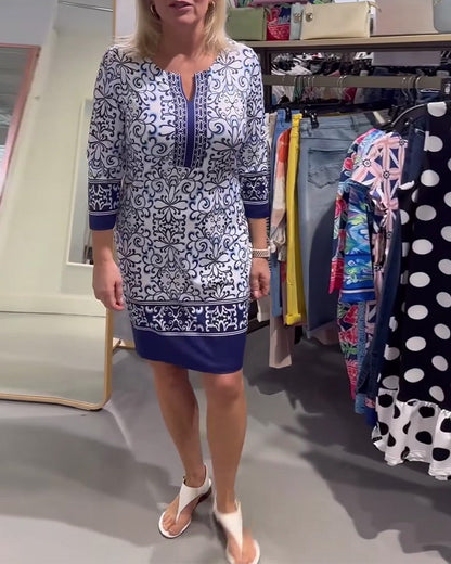 Schmales Kleid mit Dreiviertelärmeln und Kontrastdruck