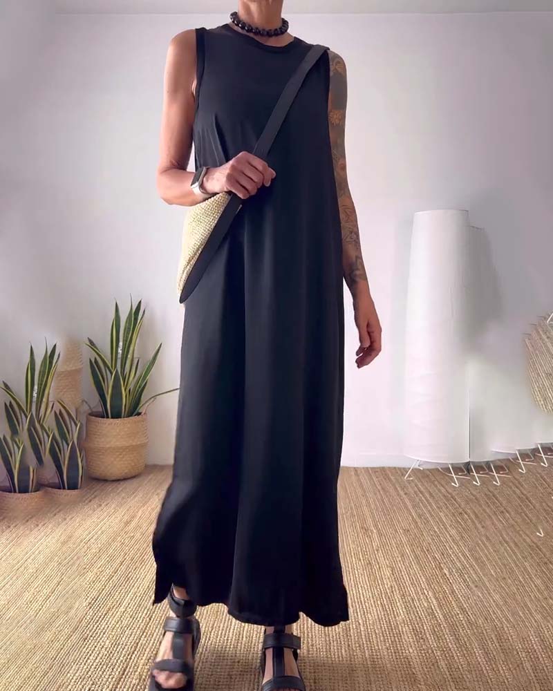 Temperamentvolles, einfarbiges, ärmelloses Kleid mit Schlitz