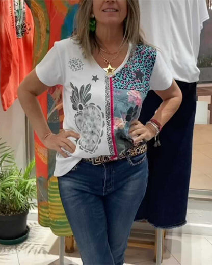 T-Shirt mit V-Ausschnitt und Kontrastdruck