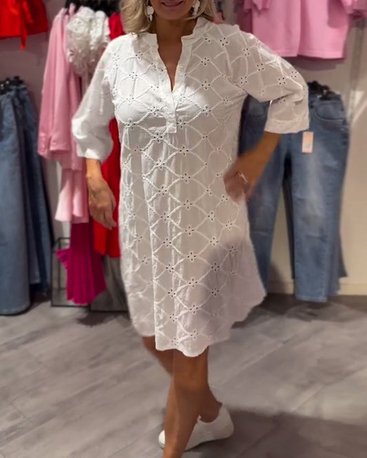 Lockeres Kleid mit langen Ärmeln und hohlen Blumen