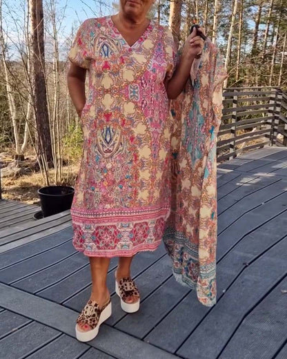 Bedrucktes Etuikleid mit V-Ausschnitt und kurzen Ärmeln