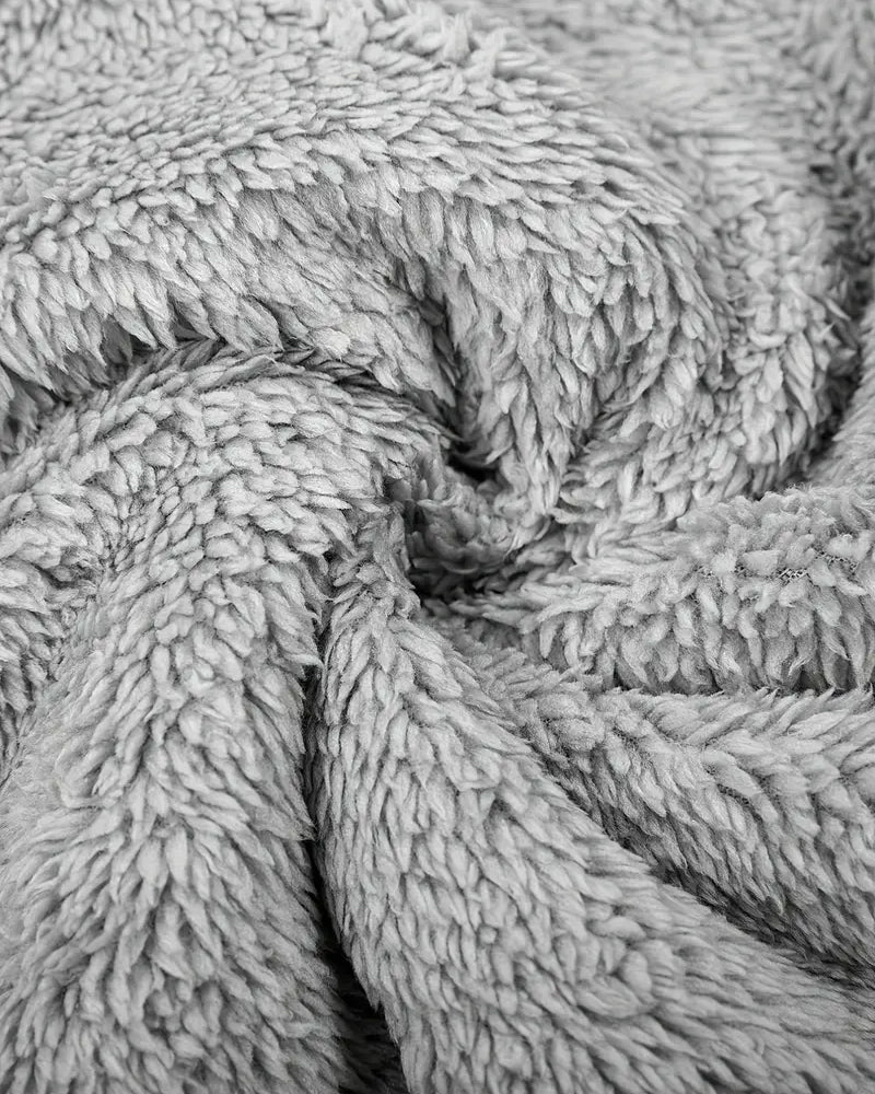 Dicker, pelziger Overall mit Fleecefutter