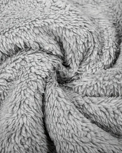 Dicker, pelziger Overall mit Fleecefutter