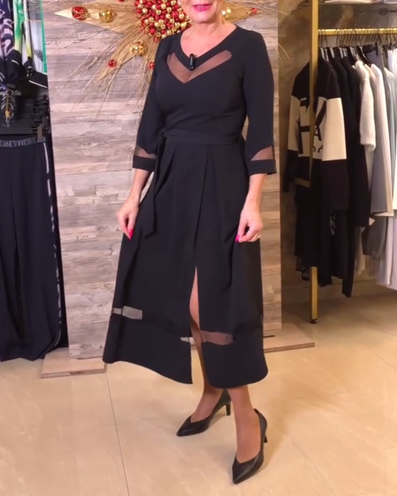 Modisches Kleid mit V-Ausschnitt und Netznähten