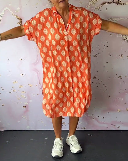 Lockeres Kleid mit Revers und kurzen Ärmeln