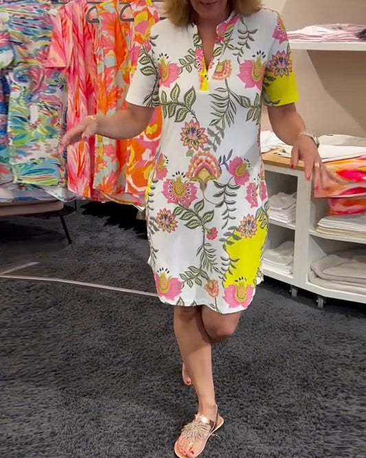 Temperamentvolles Kurzarmkleid mit Blumendruck