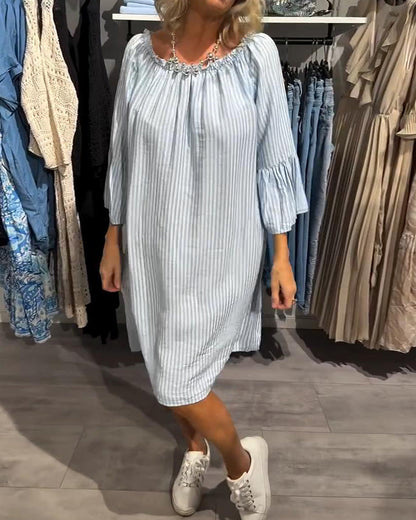 Lockeres gestreiftes Kleid mit Rüschenärmeln