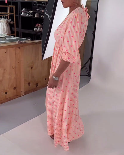 Elegantes Kleid mit V-Ausschnitt und Herz-Print