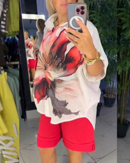 Camicetta con stampa floreale grande e maniche corte