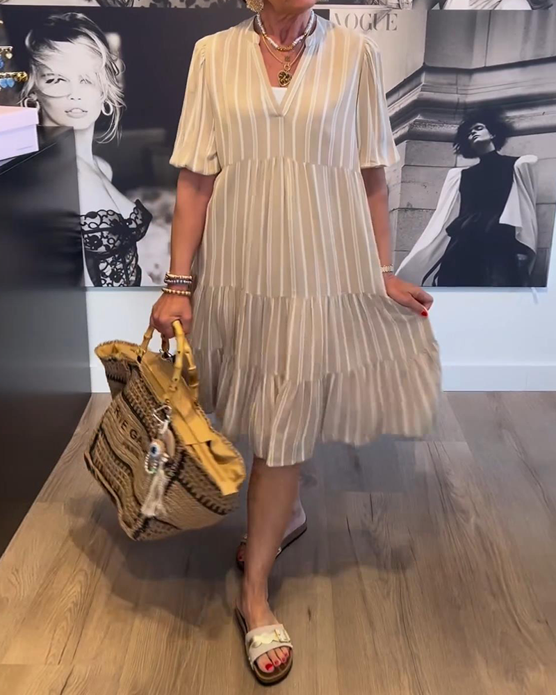 Plissee-Streifenkleid mit V-Ausschnitt